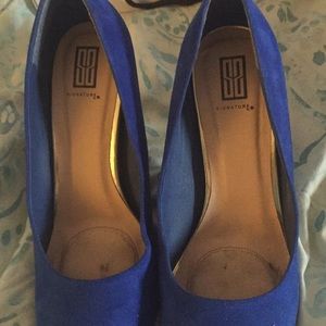 Blue pumps